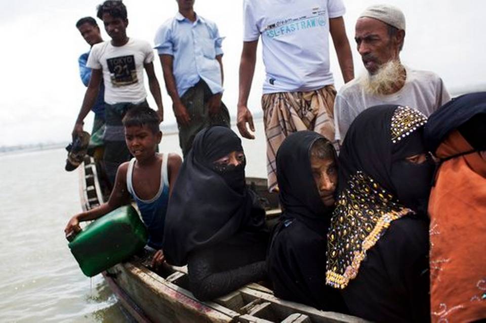 Miles de musulmanes rohingya huyen de la violencia en Myanmar