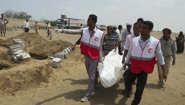Yemeni Red Crescent volunteers at work.