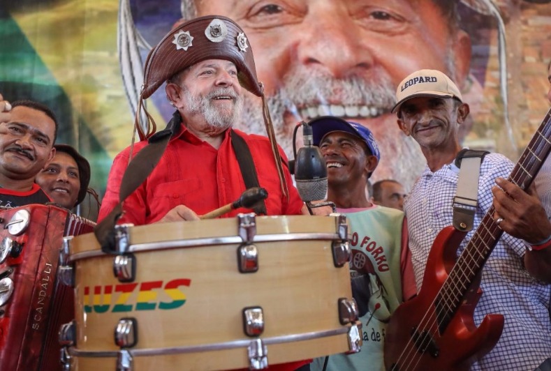 Lula jams with the band in Altos, Piaui.
