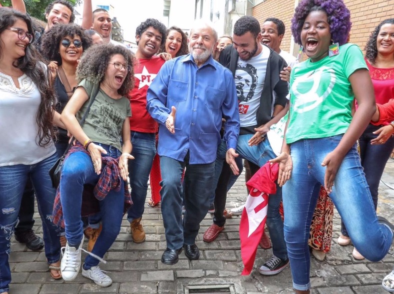 Lula dances with students in the state of Bahia.