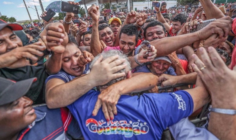 Lula is mobbed by a crowd of well-wisherss in Inhuma, Piaui. 