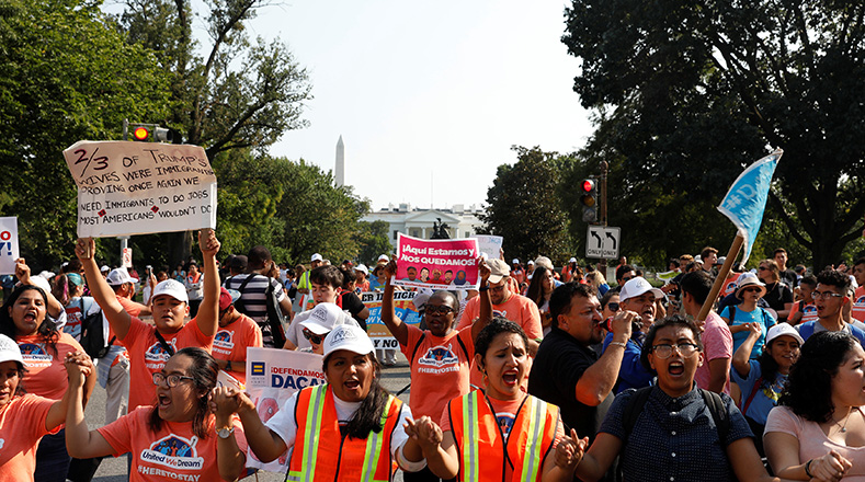 El 76 por ciento de los estadounidenses se opone a la deportación de los 800.000 jóvenes indocumentados conocidos como "soñadores", cuya protección suspendió hoy el presidente Donald Trump, de acuerdo a una encuesta divulgada por Politico.