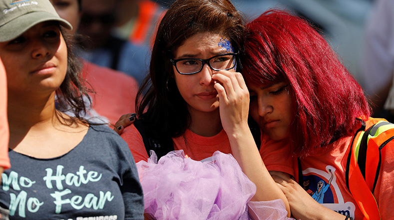 Las lágrimas también aparecieron en manifestaciones en varios puntos de Los Ángeles.