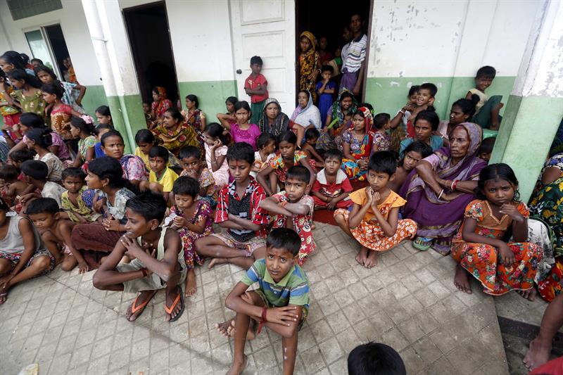 Campamentos de refugiados en Bangladesh albergaban a unos 400.000 rohinyás.