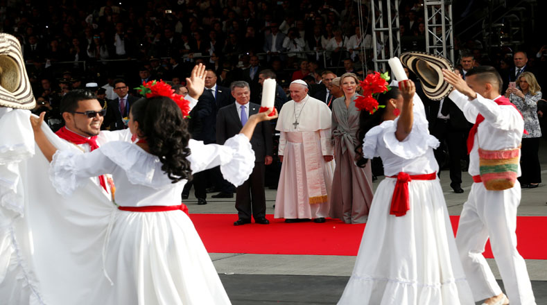 Presentación de un grupo de danza folclórica colombiana durante el recibimiento del papa.