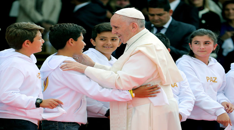 El papa Francisco saludó a un grupo de niños que le dio la bienvenida