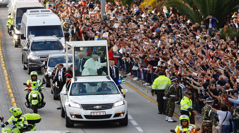 El papa saludó a fieles en el recorrido que lo llevó a la Nunciatura Apostólica.