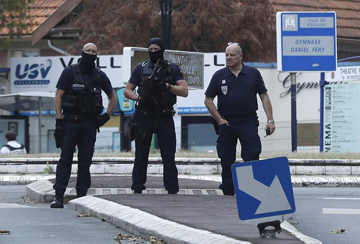Las autoridades francesas han hallado productos susceptibles de ser utilizados para fabricar explosivos, lo que ha provocado abrir una investigación a cargo de la Fiscalía antiterrorista de París.