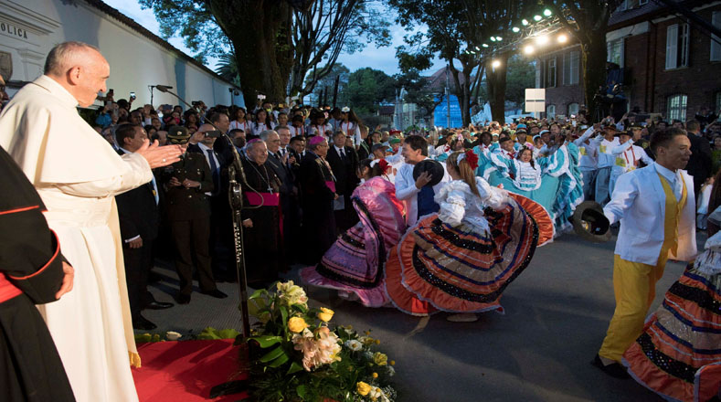 El papa llegó este jueves al palacio de Nariño en Bogotá, donde fue recibido con honores y diferentes actos culturales. 