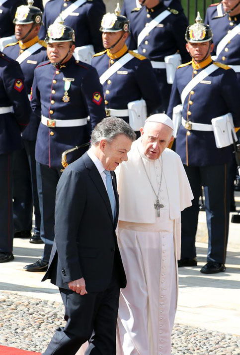 Francisco sostuvo un encuentro con el presidente Juan Manuel Santos, y luego ofrecieron sendos discursos. 