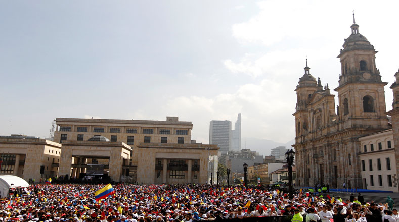 Luego, el sumo pontífice ofreció un discurso ante los jóvenes concentrados en la Plaza Bolívar de la ciudad capital colombiana. 