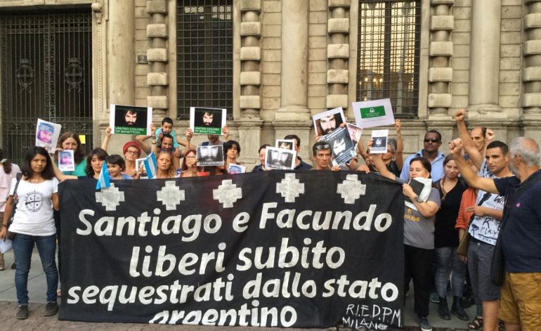 Manifestantes expresaron en plena Piazza Della Scala en Italia y otros países europeos la aparición de Santiago Maldonado.