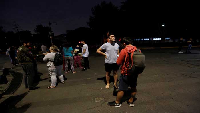 Ciudadanos en Ciudad de México tras el sismo de 8,2.