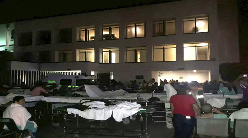 Pacientes y médicos de un hospital en Villahermosa permanecieron fuera del centro medicó luego del sismo.