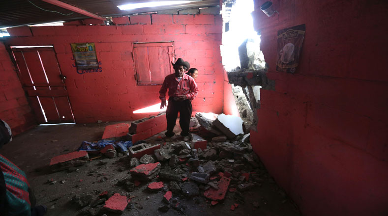 Un hombre observa los restos de su casa que fue destruida durante un terremoto cerca de la frontera entre Guatemala y México, en el municipio de Tacaná, en Guatemala.