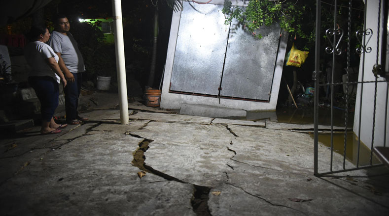 Un residente del municipio de Coatzacoalcos, en el estado de Veracruz , observa el piso de su hogar destrozado.