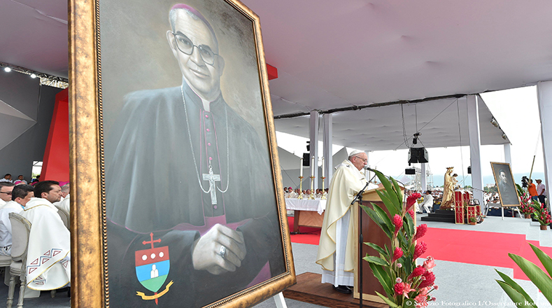 El pontífice ofreció una misa de beatificación para los padres Jesús Emilio Jaramillo y Pedro María Ramírez, ambos muertos durante episodios violentos de la historia colombiana.
