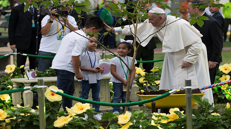 Posteriormente, el papa sembró un árbol de lo que será el Bosque de la Reconciliación y la Paz en el Parque de los Fundadores, como homenaje a las víctimas del conflicto armado colombiano.