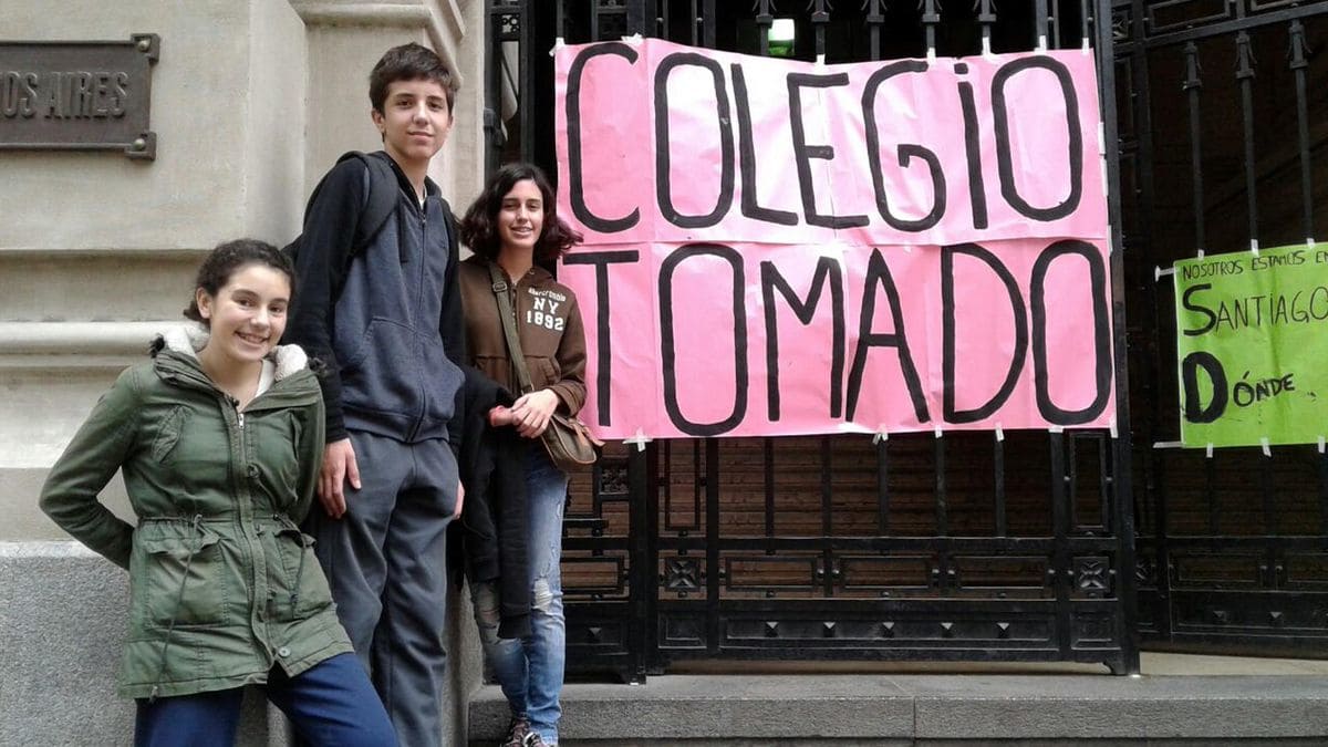 Los estudiantes que mantienen bloqueadas las escuelas también exigen la aparición con vida de Santiago Maldonado.