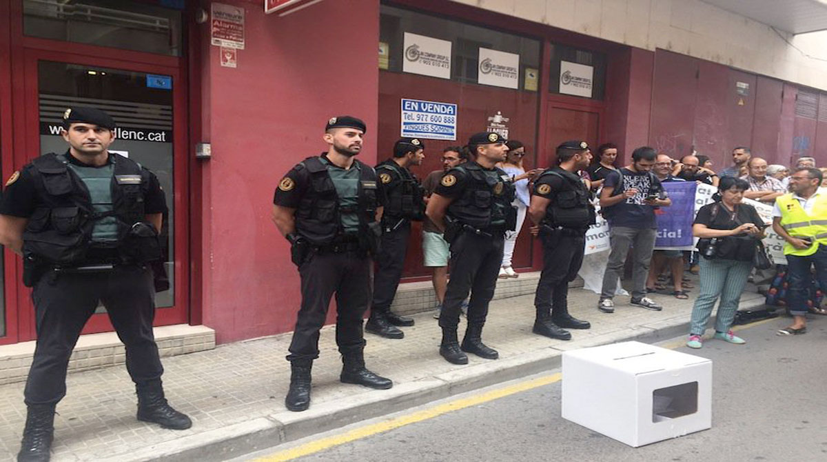 La Guardia Civil allanó el semanario durante cinco horas.