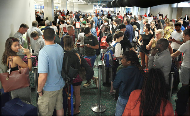 El Aeropuerto Internacional de Orlando se encuentra con cientos de personas que dejan la zona antes de que el huracán Irma llegue a Florida.