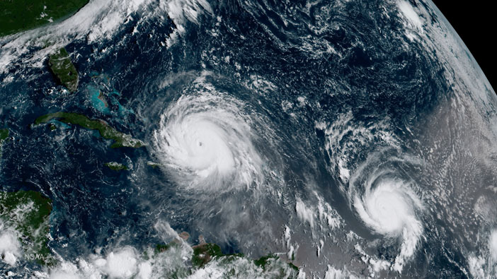 El huracán, que golpea las Antillas Menores, se halla a 260 kilómetros al este de las islas de Sotavento y se mueve con dirección noroeste a 20 kilómetros por hora.