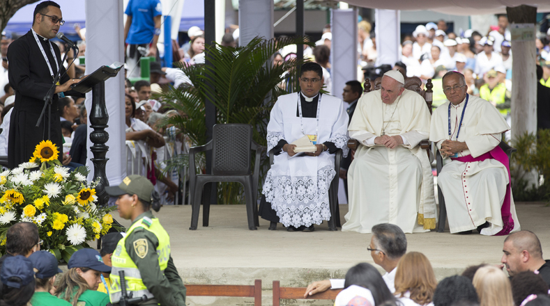 El papa Francisco  participa en una ceremonia junto al arzobispo de Cartagena, en la iglesia de San Pedro Claret