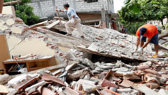La población de Oaxaca se reúne para levantar los escombros en la localidad tras el sismo que azotó al país.