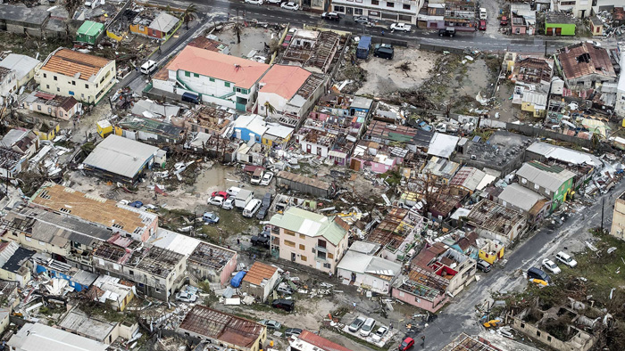 En su catastrófico paso, la potente tormenta tropical ha dejado al menos 25 víctimas mortales e impresionantes daños materiales en las islas del caribe.