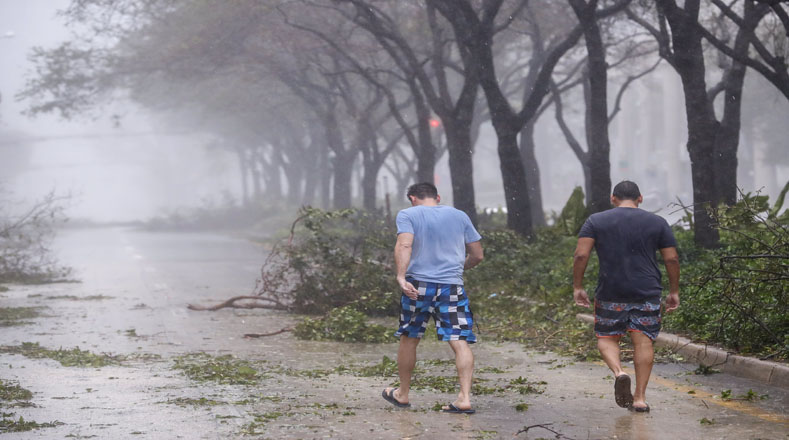 Unos 6,5 millones de personas, alrededor de un tercio de la población del estado, recibió la orden de evacuar el sur de Florida.