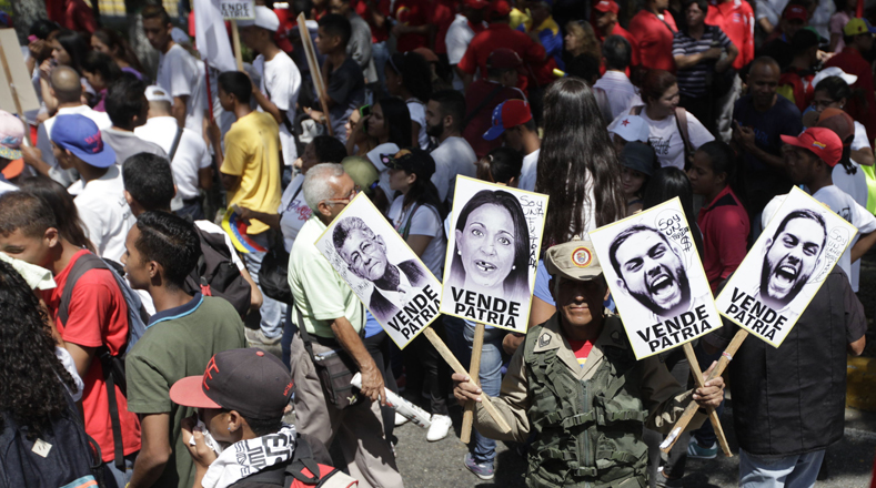 Los manifestantes expresan consignas y cantos revolucionarios, demostrando su apoyo al Gobierno del presidente constitucional Nicolás Maduro y en rechazo al Gobierno injerencista de los EE.UU.