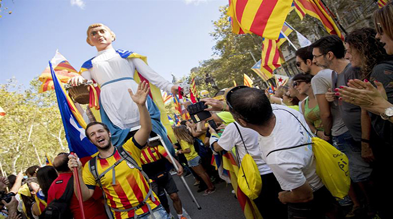 La manifestación con motivo de la Diada del 11 de septiembre, después de que esta semana el Gobierno catalán haya convocado el referendo para el 1 de octubre y el Tribunal Constitucional lo haya suspendido.