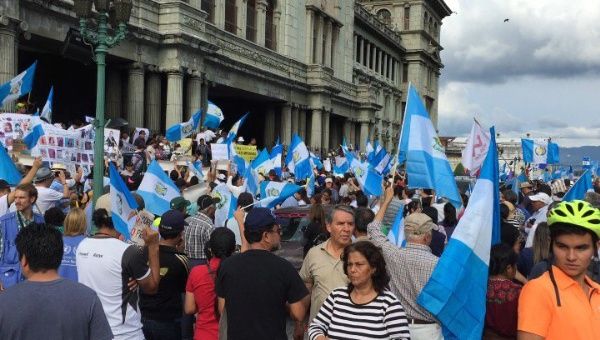 Centenares de personas han marchado para exigir la renuncia del presidente Jimmy Morales.