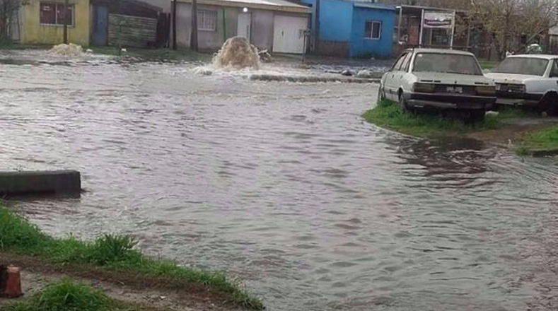 Las personas no pudieron salir de sus viviendas porque las calles estaban complemente inundadas.