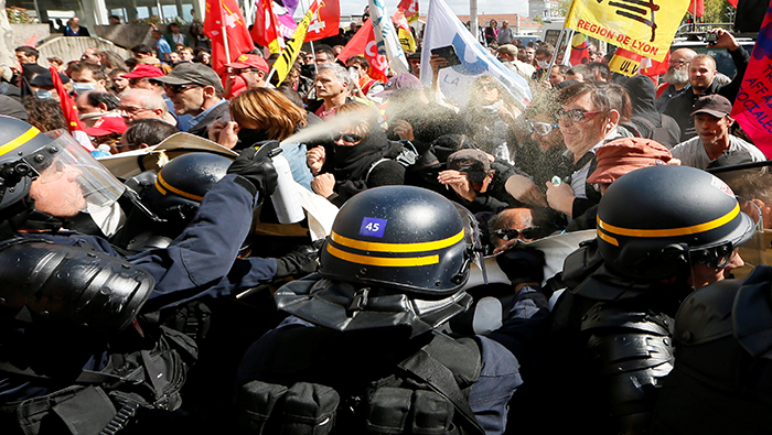 Según informes locales, la policía francesa recurrió al uso de gas lacrimógeno contra los manifestantes.