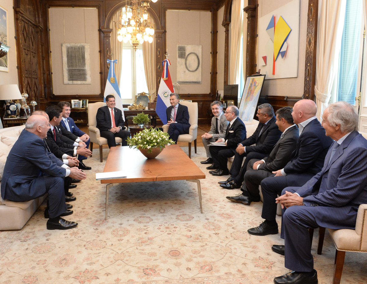 La reunión entre los presidentes se realizó en el despacho presidencial de la Casa Rosada en Buenos Aires, Argentina.