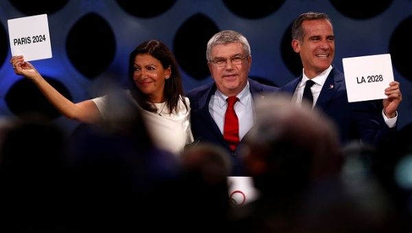 IOC President Thomas Bach next to Mayor of Paris Anne Hidalgo and Mayor of Los Angeles Eric Garcetti