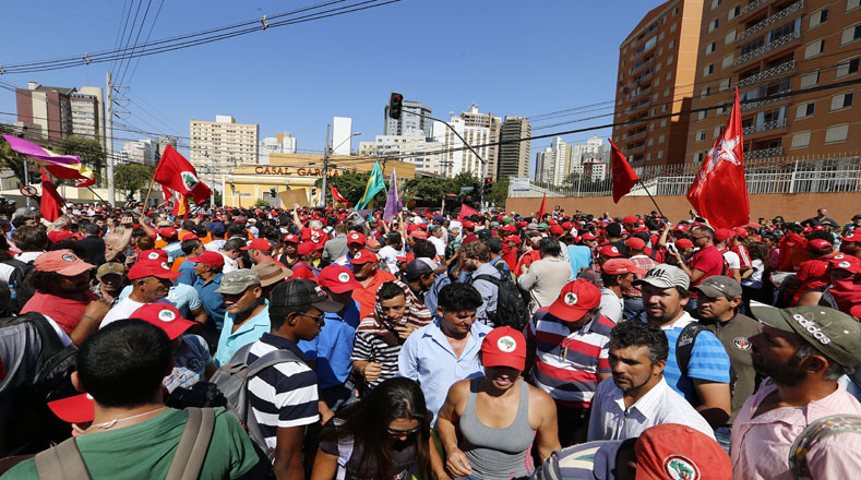 Movimientos sociales de Brasil realizaron una movilización para apoyar al expresidente Lula da Silva mientras se presentaba ante el juez Sérgio Moro .