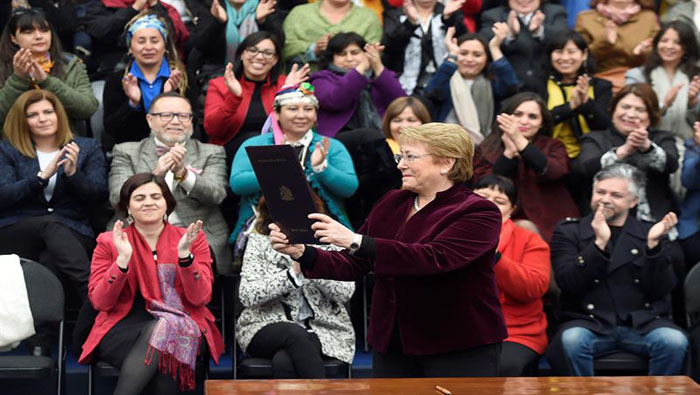 Bachelet aseguró que esta ley reconoce el derecho a la mujer a decidir y le ofrece acompañamiento y respeto por su decisión.