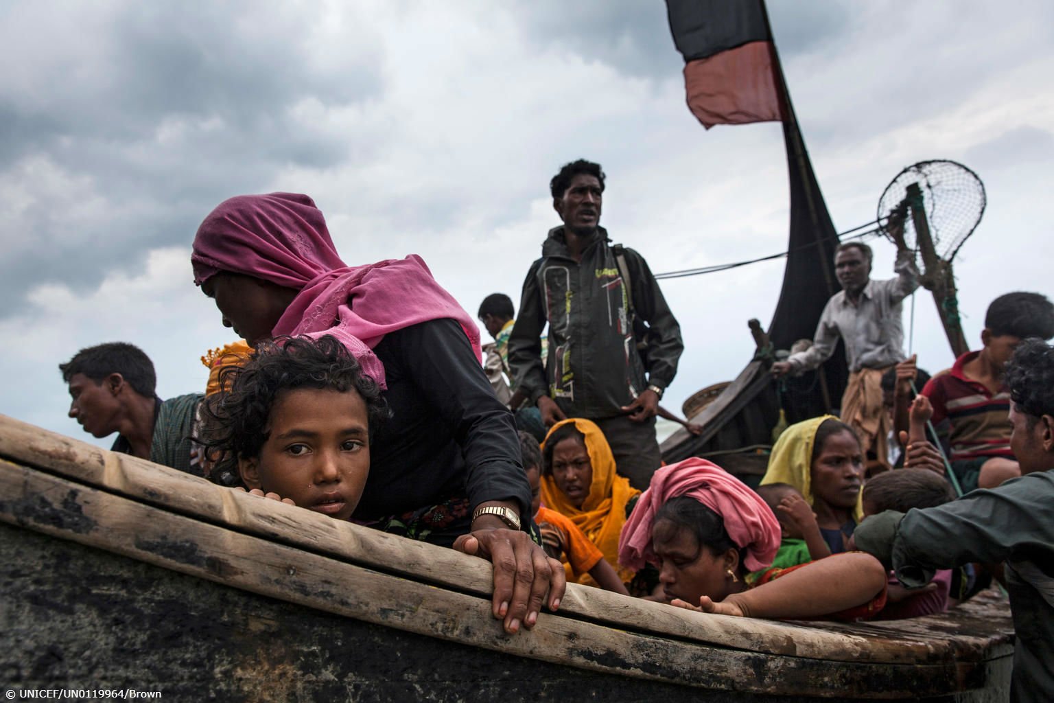 Refugiados Rohingya llegan en barco desde Myanmar a Bangladesh.