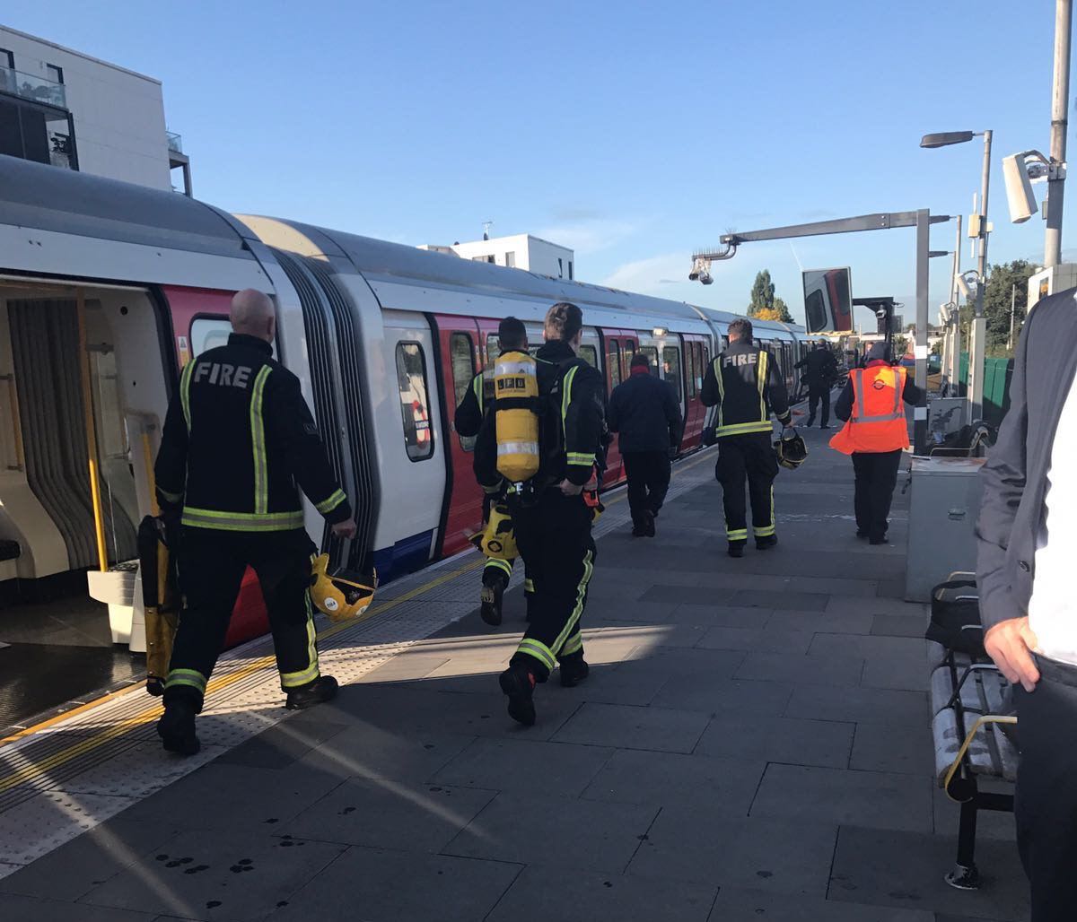 La explosión ocurrida en el tren causó pánico y varios heridos.