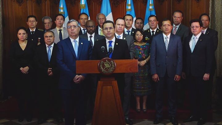 El presidente Jimmy Morales junto al vicepresidente Jafet Cabrera y su gabinete ministerial.