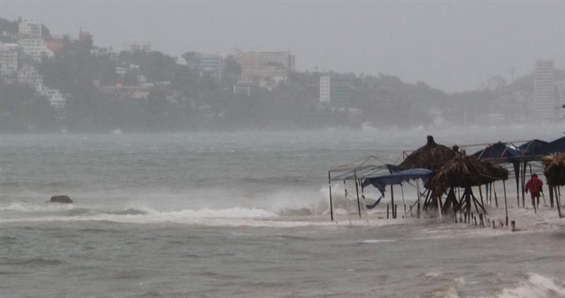 Intensas lluvias provocó Max en su paso por el balneario de Acapulco.