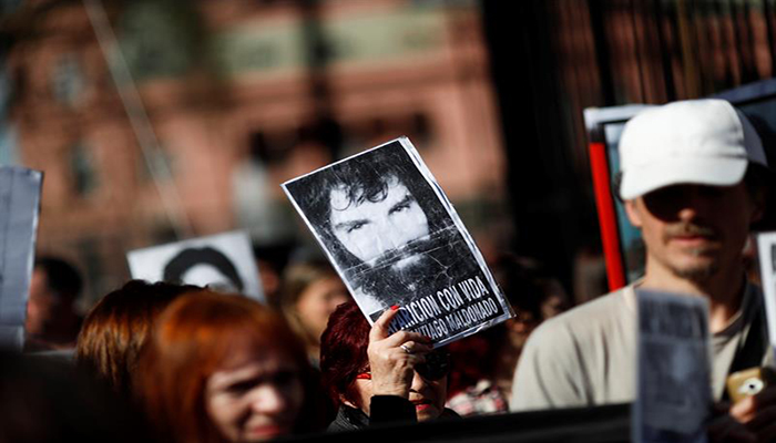 Manifestantes piden la aparición de Santiago Maldonado durante la tradicional protesta semanal contra la desaparición forzada.