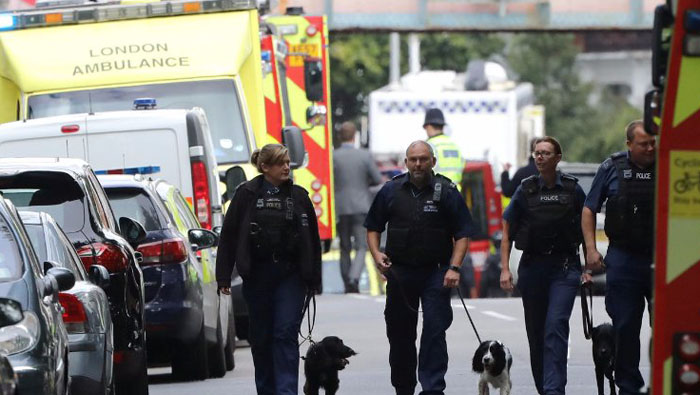 La policía británica rodeo el metro de Londres y custodia el lugar del incidente.