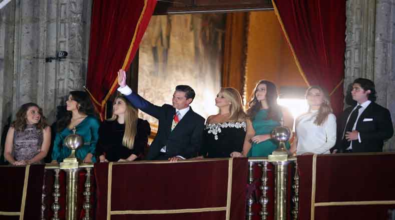 El presidente mexicano Enrique Peña Nieto junto a su esposa Angélica Rivera (d, 4) y su familia.