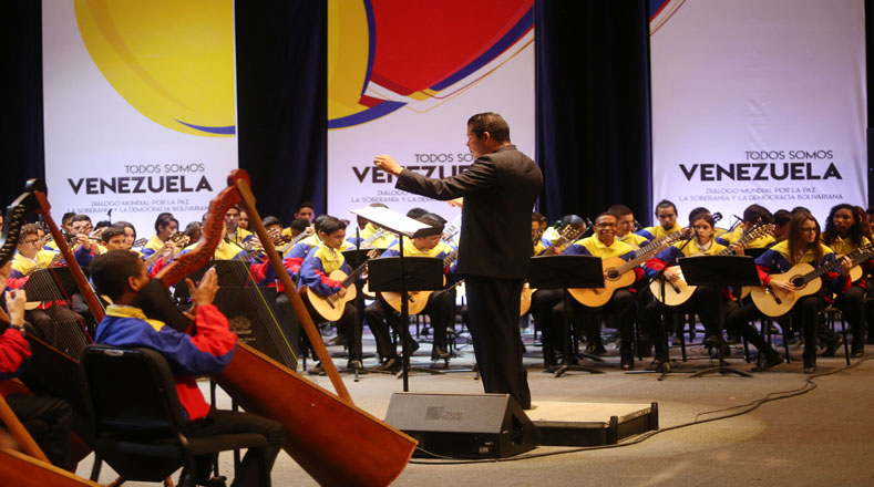 El acto inició con una presentación del Sistema de Orquestas Juveniles e Infantiles de Venezuela.