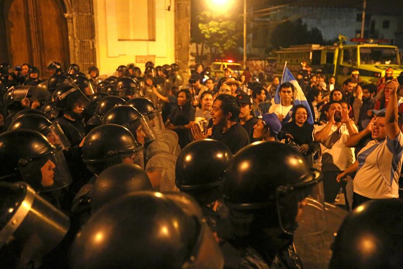 El viernes la policía reprimió a los manifestantes con gas pimienta.