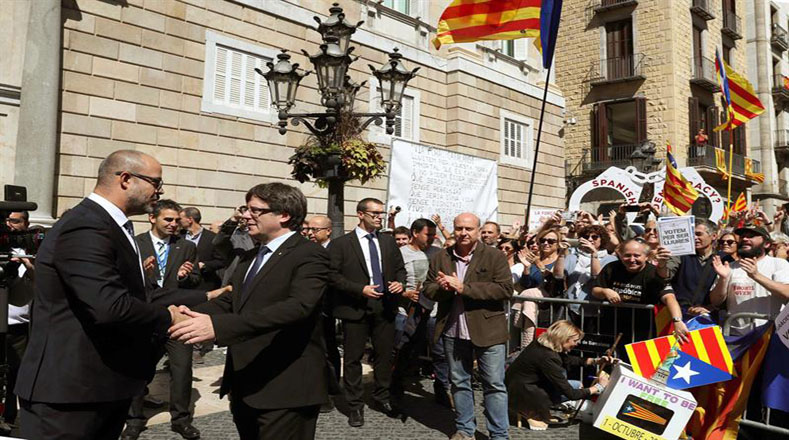 Más de 700 alcaldes catalanes que apoyan el referendo se reunieron frente al Palacio de la Generalitat.