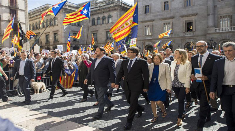 El presidente de Cataluña, Carles Puigdemont, pidió no subestimar la determinación del pueblo de catalán. 